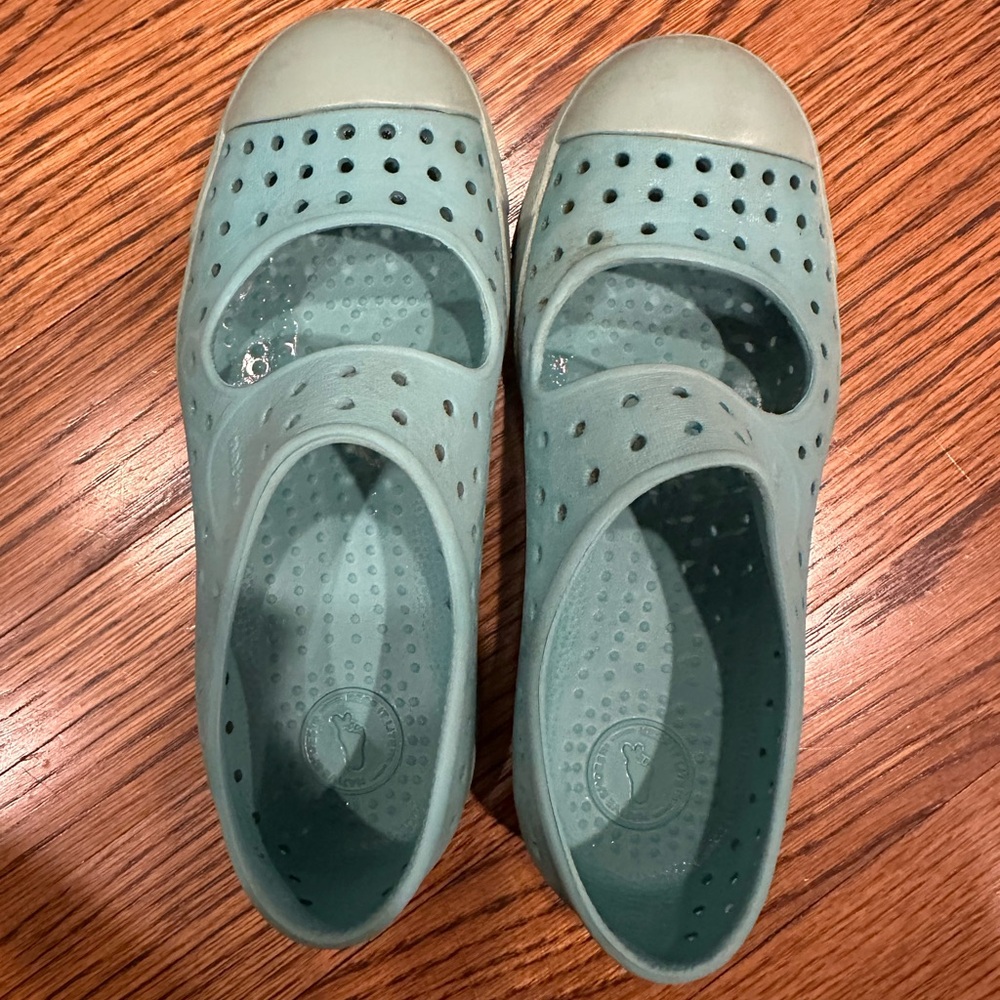 Girls native juniper shoes in sea green. Size c12 VGUC